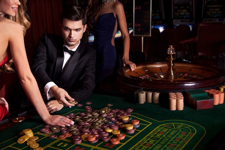 Free Drinks at the Casino? Here’s How They Secretly Mess with Your Decision-Making (And Keep You Spending!